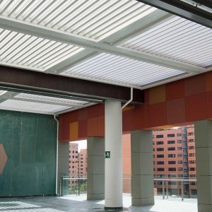 Bioclimatic pergola on the outside of the mall.